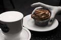 Kaffe, cupcake och Beccis hand_NY_seoia_cupcake färg_ficklampa_linsskärpning_6987.jpg