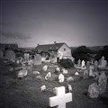 kyrkogård i svartvit.jpg